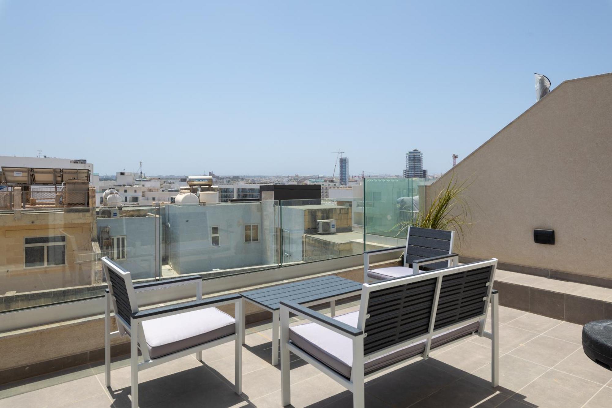 Modern 2Br Cosy Apartment With Large Terrace - Close To Manoel Island & Tigne Shopping Mall Sliema Exterior photo