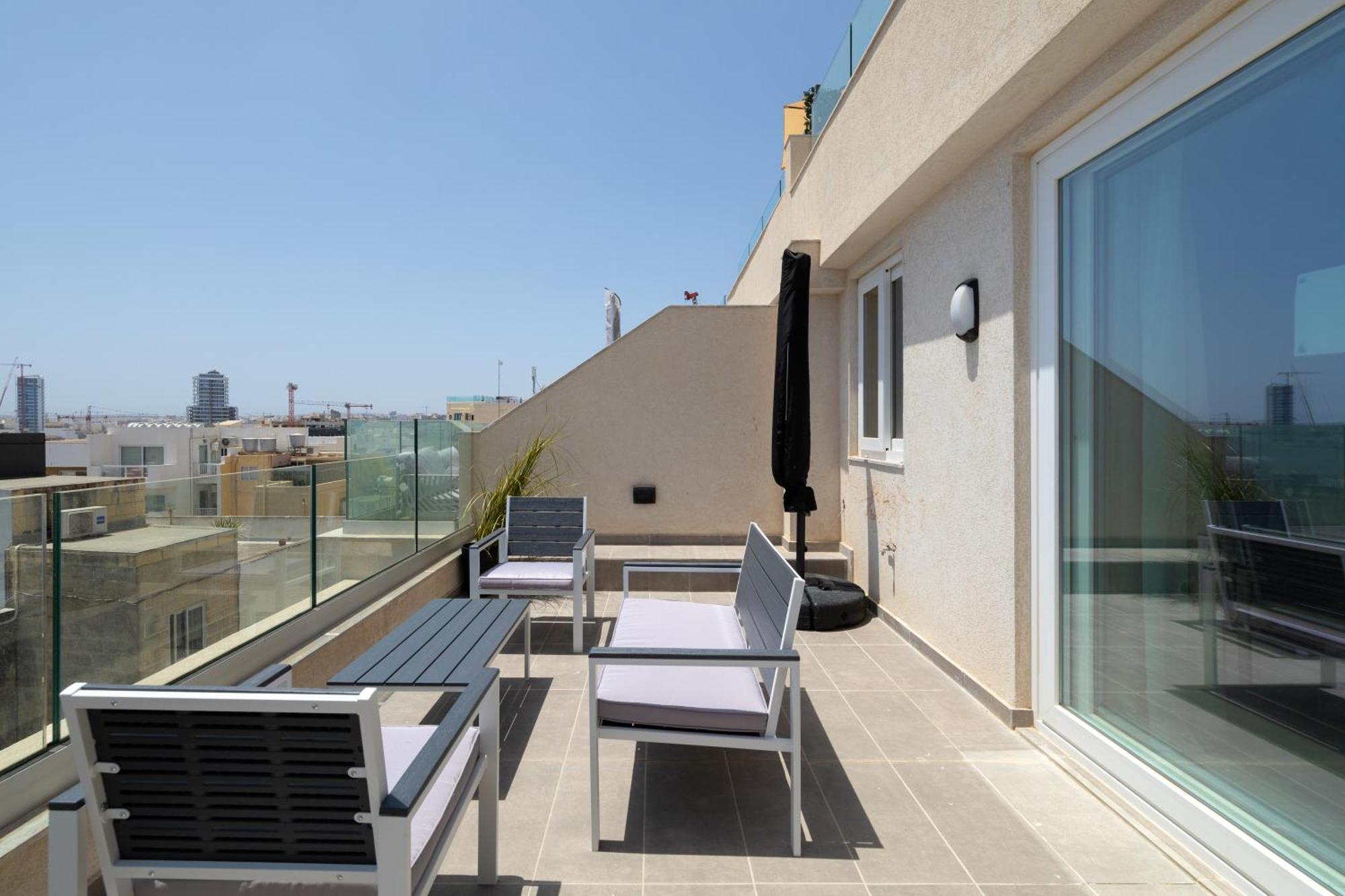 Modern 2Br Cosy Apartment With Large Terrace - Close To Manoel Island & Tigne Shopping Mall Sliema Exterior photo