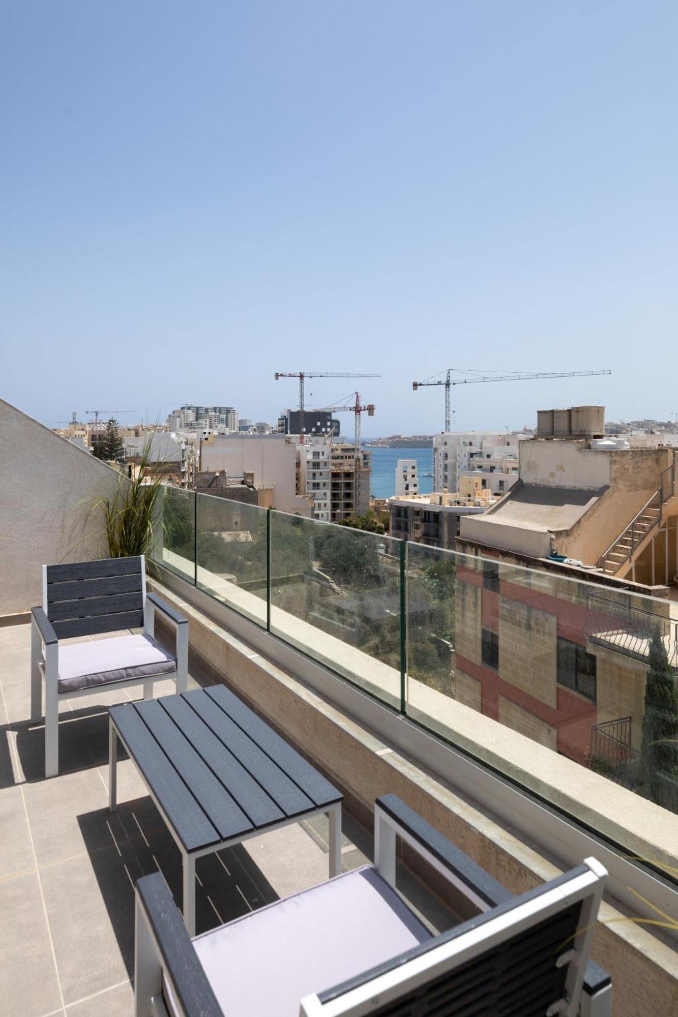 Modern 2Br Cosy Apartment With Large Terrace - Close To Manoel Island & Tigne Shopping Mall Sliema Exterior photo